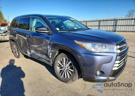 2018 Toyota Highlander Se z USA, uszkodzony, nr VIN 5TDJZRFHXJS490442